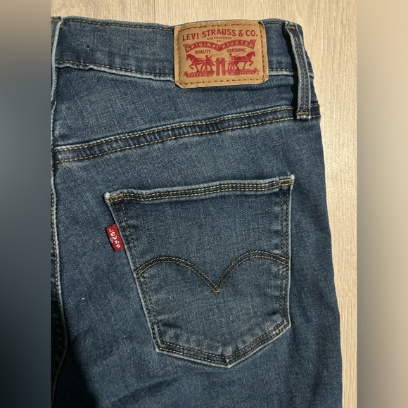 Levi’s Slimming Skinny Jeans - Picture 8 of 9